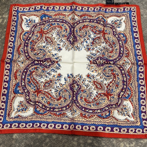 ETRO POCKET SQUARE 100% SILK. NWOT